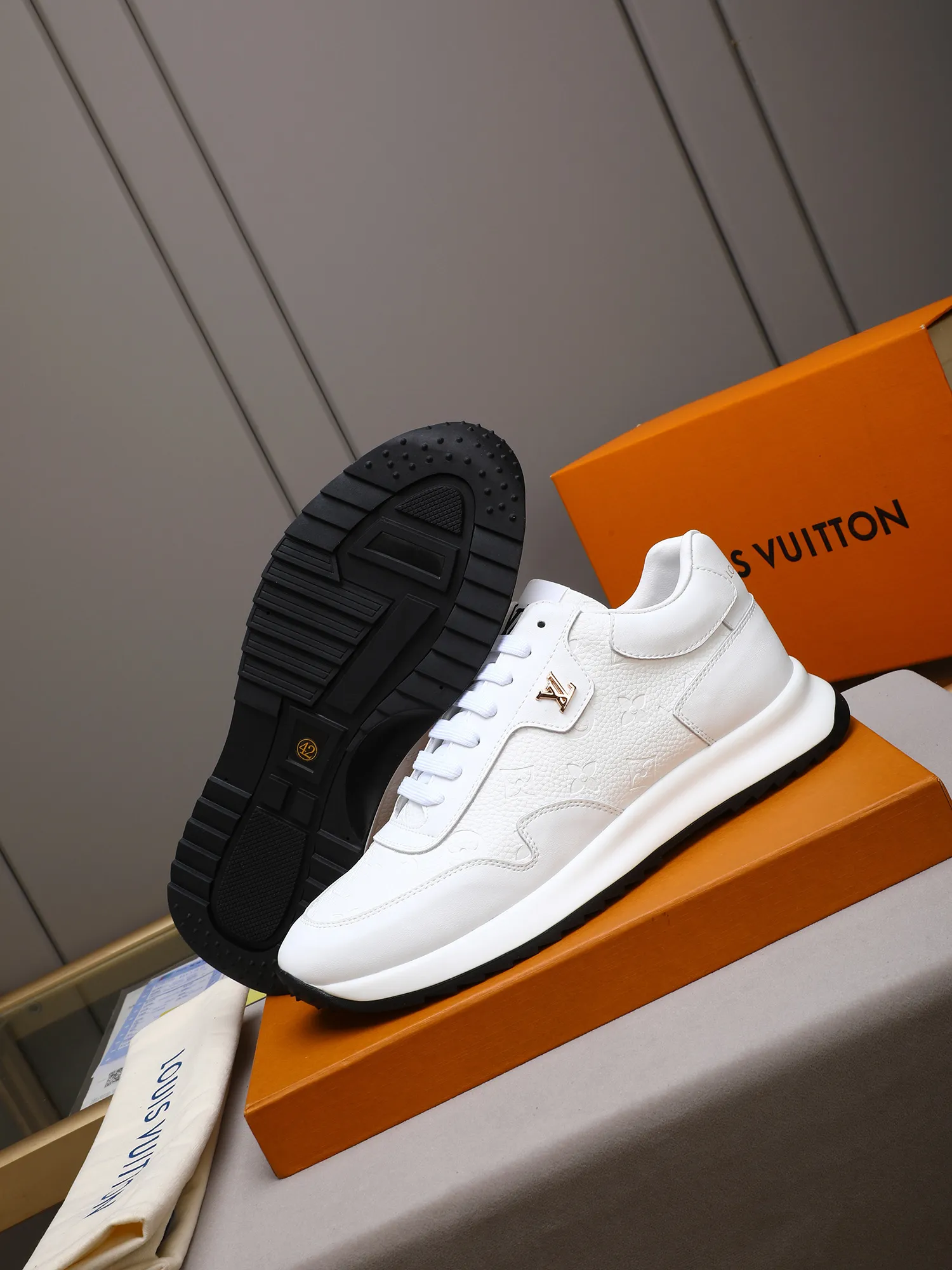 Men's shoes 💰460 [LV] Imported calfskin embossed, breathable first-layer sheep lining ✊✊Fashionable, crisp, stylish, more eye-catching and more classy. It will subvert the old idea and be a must-have for fashionistas who want to spend time with you! Must keep it for yourself! High and comfortable but low, high-end quality workmanship. 38-44 (45 customized)